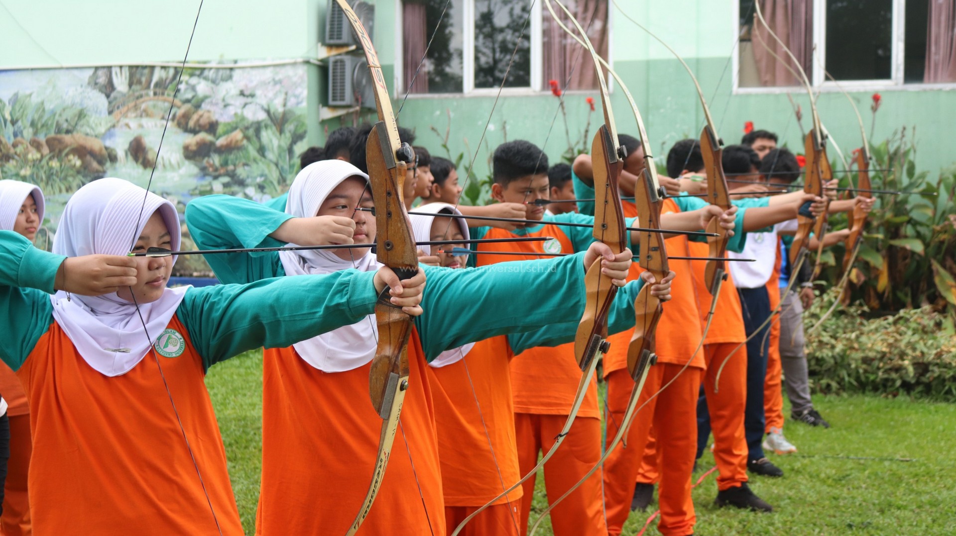 ​Fokus dan Ketenangan: Siswa SMP Islam Al Syukro Universal Gelar Latihan Memanah di Awal Tahun