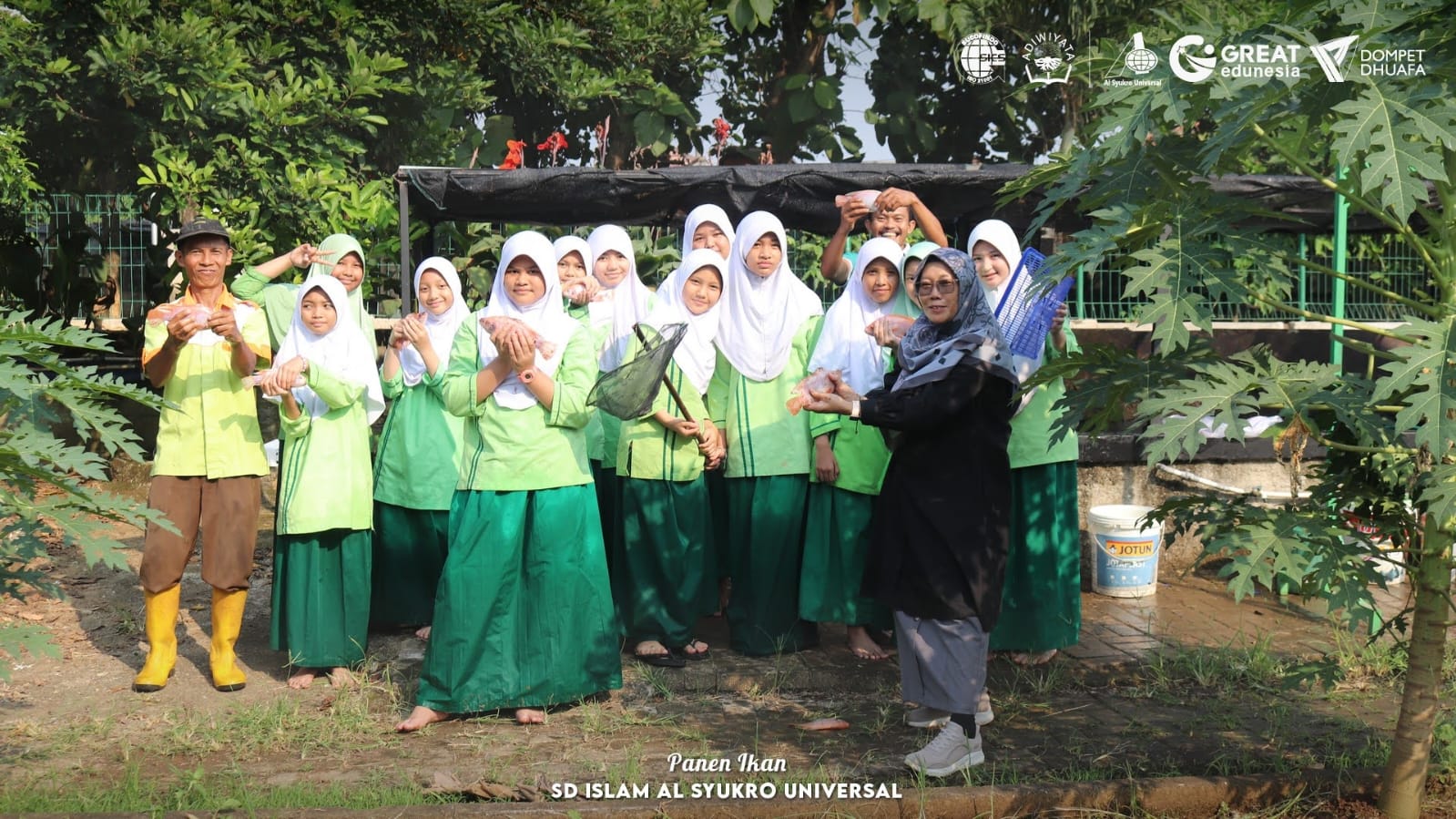 Panen Ikan Nila, Buah dari Pembiasaan Berkebun dan Beternak di SD Islam Al Syukro Universal Ciputat-Kota Tangerang Selatan