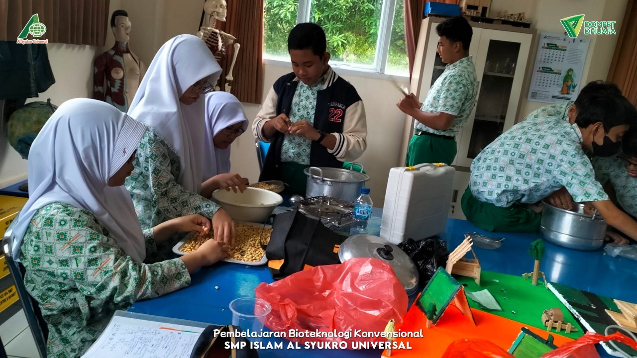 Mendalami Bioteknologi Konvensional: Siswa SMP Islam Al Syukro Universal Berkreasi dengan Tempe