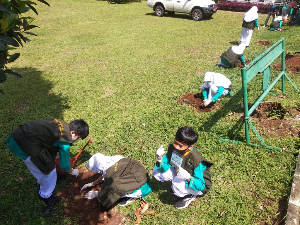Jaga Paru-paru Kota, SMP Islam Al Syukro Tangerang Tanam 1000 Pohon di Lingkungan Sekolah